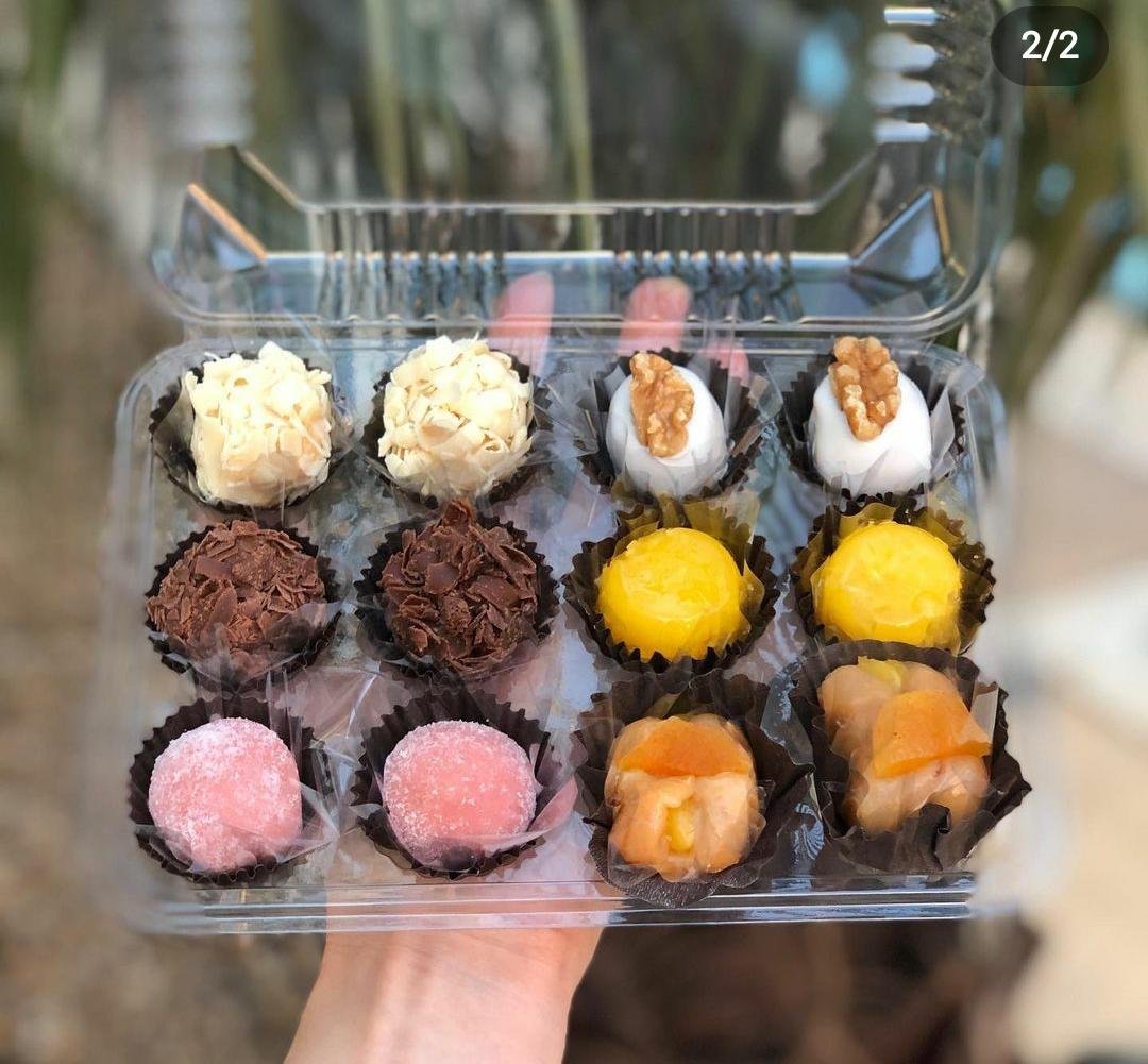 caixa sortida com 12 doces – Andrea Doces e Tortas